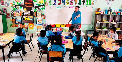 Más de 900 mil estudiantes de educación básica continúan sus actividades en Michoacán: SEE