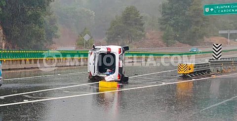 Volcadura de vehículo en autopista Siglo XXI deja un lesionado