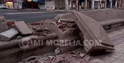 Auto daña banca del Jardín de los Constituyentes en Apatzingán