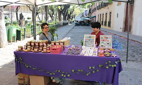 Mujeres emprendedoras alistan bazar en Plaza del Carmen de Morelia