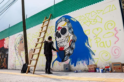 Colores que transforman; artistas urbanos crean mural en Paso Catrinas