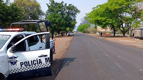 SSP retira vehículo incendiado que bloqueaba carretera en Buenavista