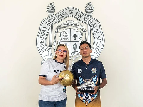 El nicolaita Cristian Castro se corona como el mejor goleador, Yarabí Ávila entrega reconocimientos