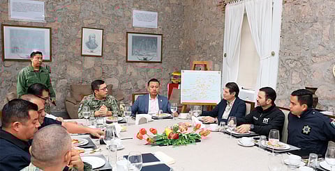 Se reúne Alfonso Martínez con mandos militares y civiles para afianzar coordinación