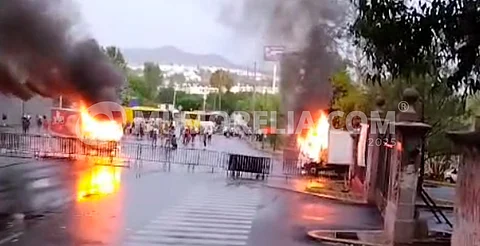 Comuneros regresan a Casa Michoacán: derriban portón y prenden fuego a camión