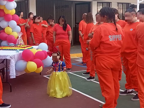 Festejan cumpleaños de niña que vive con su mamá en la cárcel, en Guanajuato