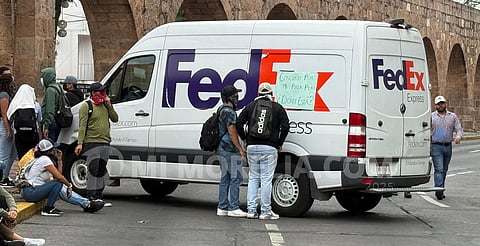 ¿No llega tu paquete? Normalistas retienen en Morelia camioneta de FedEx