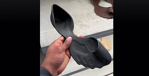 Sorprende BALENCIAGA con chanclas de 10 mil pesos
