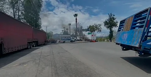Normalistas bloquean libramiento de Morelia con vehículos retenidos y llantas en fuego