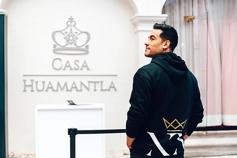 Acusan a Carlos Rivera de negarse a cantar en boda de dos mujeres; lo señalan por discriminación