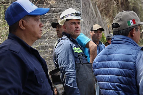 Adolfo Torres encabeza mantenimiento al canal de la presa de Cointzio