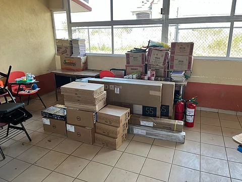 Escuelas michoacanas de 7 municipios reciben mobiliario, equipamiento y tecnología: SCOP