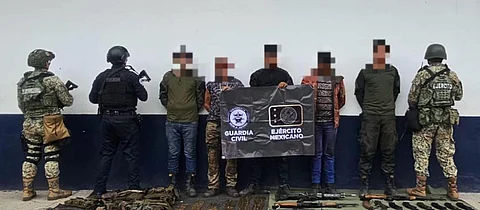 SSP y Defensa detienen a 5 hombres con armas de fuego en Apatzingán