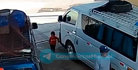 Video sensible: Por descuido de su madre, camioneta atropella a bebé en Perú