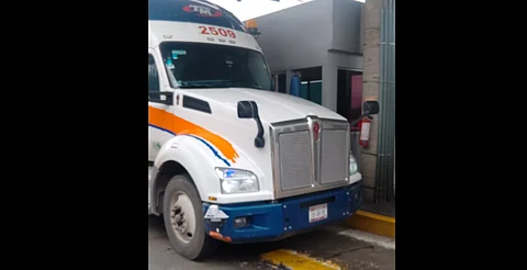 Tráiler impacta caseta de la autopista Pátzcuaro-Cuitzeo
