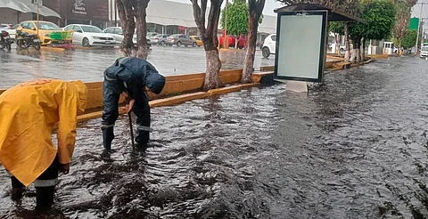 Municipio despliega brigadas tras fuerte lluvia en Morelia; piden extremar precauciones