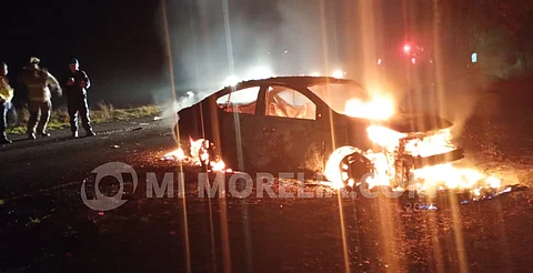 Aparece auto calcinado en Pátzcuaro; podría estar ligado a desaparición de taxista