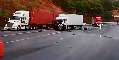 Chocan tráileres en la Siglo XXI, entre Pátzcuaro y Uruapan