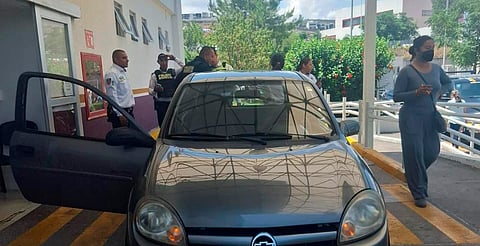 Mujer sufre convulsiones y Policía de Morelia escolta auto hasta urgencias