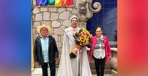 Papás acompañan a su hija a coronación como primer reina LGBT+ de Charo, Michoacán