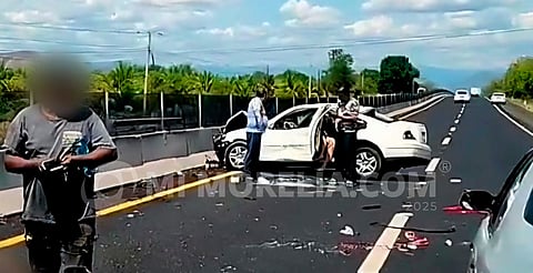 Joven madre muere y su hijo resulta herido en accidente en carretera Apatzingán-Cuatro Caminos