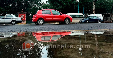 Durante lluvias intensas, Policía Morelia auxilia hasta 14 unidades varadas