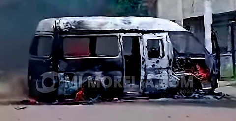 Reportan enfrentamiento y quema de combi en Zitácuaro, Michoacán