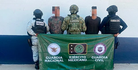 Detienen a hombres en posesión de armas largas y municiones en Parácuaro, Michoacán
