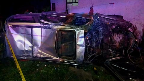 Muere bebé y 2 adultos tras volcadura de camioneta en Zitácuaro; 4 niñas resultaron heridas