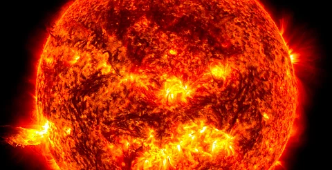 Grieta en el Sol provocó una tormenta geomagnética; alcanzará la tierra este sábado
