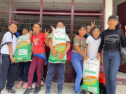 Sader fomenta agricultura escolar con entrega semilla de maíz mejorado