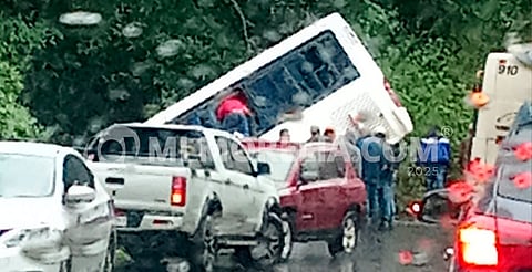 Autobús de pasajeros se sale del camino en Tingambato; automovilistas ayudan a evacuar la unidad