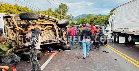 Choque entre camioneta de jornaleros y camión aguacatero deja 7 heridos en la Uruapan-Los Reyes