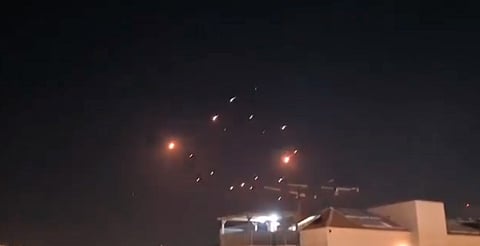 Reportan que refinería en el Golfo Pérsico y aeropuerto de Teherán fueron bombardeados