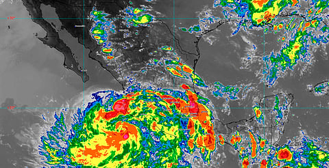 Tormenta tropical "Dalila" continúa su paso por el Pacífico; seguirán las lluvias en Michoacán