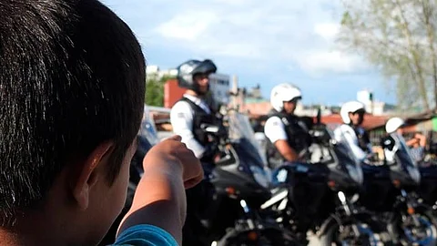 Policía vs padre, dos labores que combinan para ver el crecimiento de sus hijos