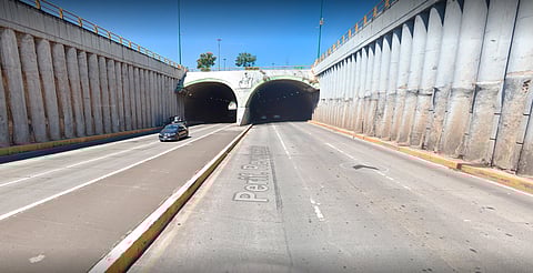 Reportan volcadura de camión al interior del túnel de salida a Charo