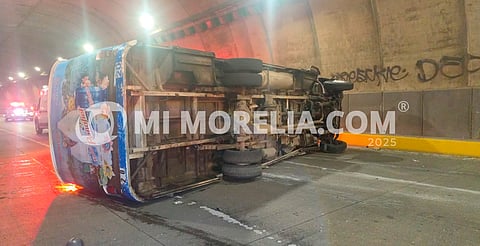 Cuatro heridos fue el que dejó volcadura de camión tras choque contra auto en túnel de salida a Charo