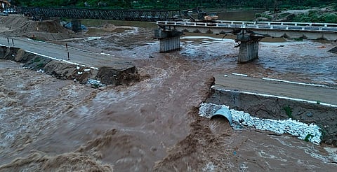 Fuerza de "Dalila" destroza carretera Tierra Colorada-Ayutla-Cruz Grande en Guerrero