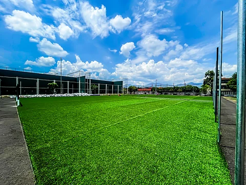 Administración de Yarabí Ávila construye cancha de fútbol 7; lleva 75% de avance