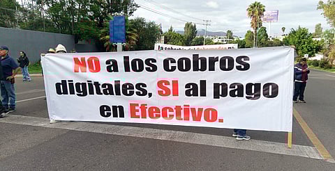 Transportistas bloquean Casa Michoacán en demanda de diálogo con Bedolla