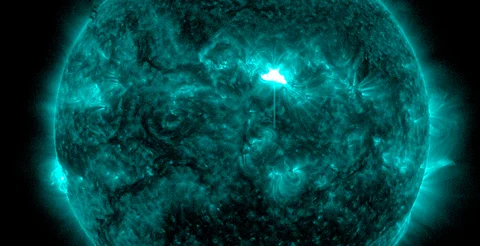 Erupción solar de alta intensidad podría interferir con redes eléctricas y satélites