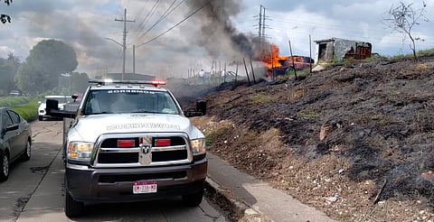 Fuego consume pastizal y auto en el Antiguo Camino a La Huerta