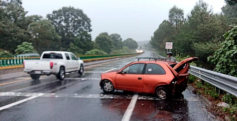 Auto se impacta contra barreras en tramo Pátzcuaro-Uruapan