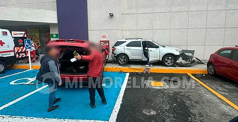 Morelia: confunde el freno con el acelerador y choca en estacionamiento; quedó herida