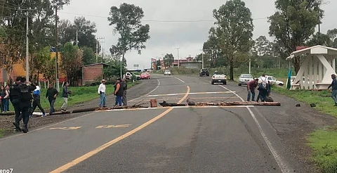 Estudiantes bloquean la Zacapu-Morelia por demanda de clases en la UIIM
