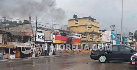 Se registra enfrentamiento en Zitácuaro; hay un Oxxo incendiado y bloqueos carreteros
