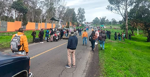 Alumnos de la UIIM mantienen cierre carretero en la Morelia-Guadalajara