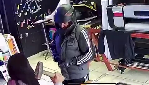 Mujer enfrenta a asaltante con mazo en mano en Xochimilco
