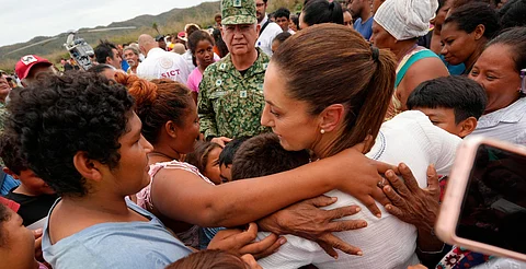 Sheinbaum recorre comunidades afectadas por el huracán Erick en Oaxaca